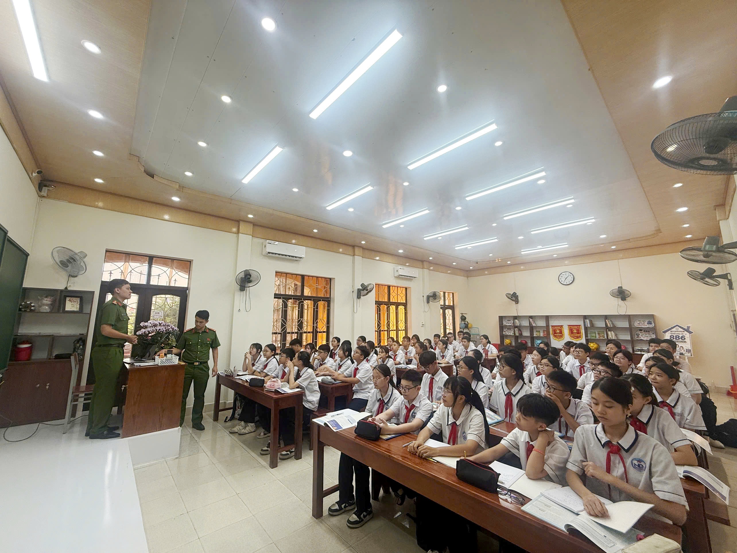 Phòng Cảnh sát Quản lý hành chính về trật tự xã hội: Khảo sát đánh giá nhận thức pháp luật của học sinh ở 02 trường THCS, THPT trên địa bàn thành phố